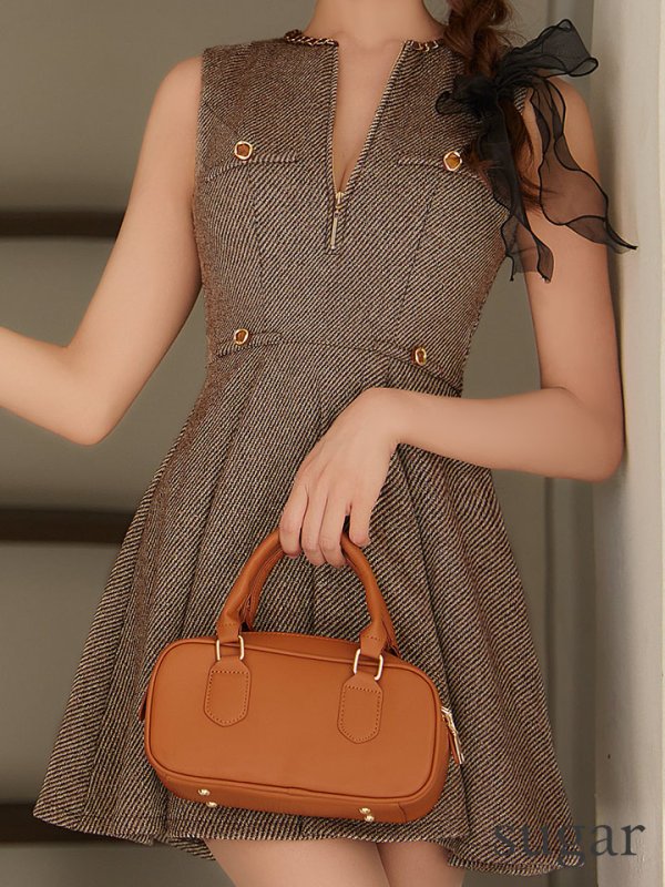 ブラウン　モデル：明日花キララ　身長：162cm　着用サイズ：Sサイズ