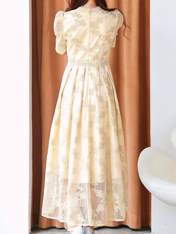 ベージュ　モデル：真優川咲　身長：158cm　着用サイズ：8号(Sサイズ)