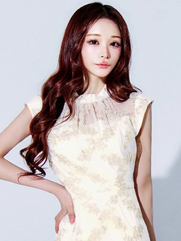 アイボリー　モデル：真優川咲　身長：158cm　着用サイズ：8号(Sサイズ)