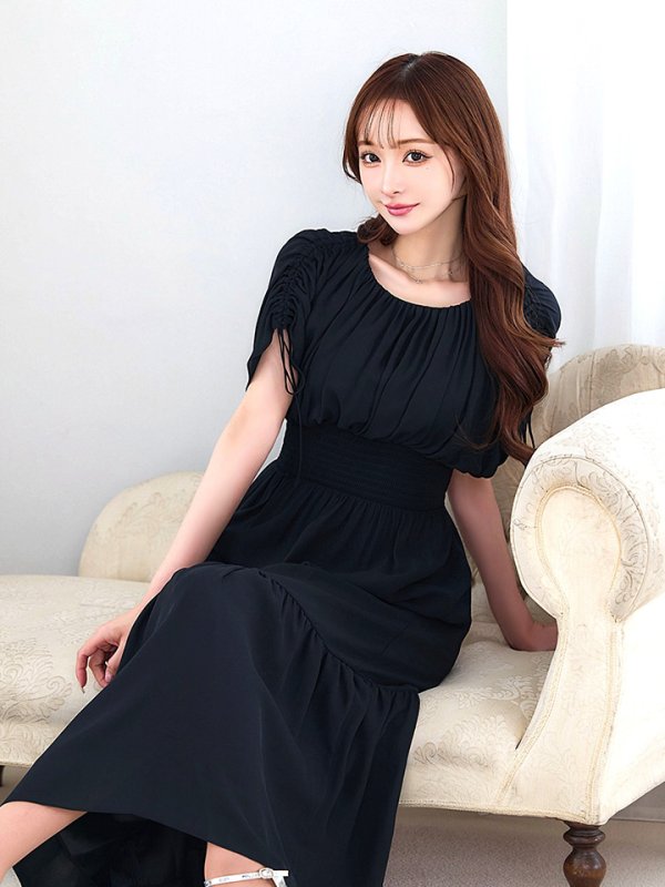 ブラック　モデル：真優川咲　身長：158cm　着用サイズ：8号(Sサイズ)