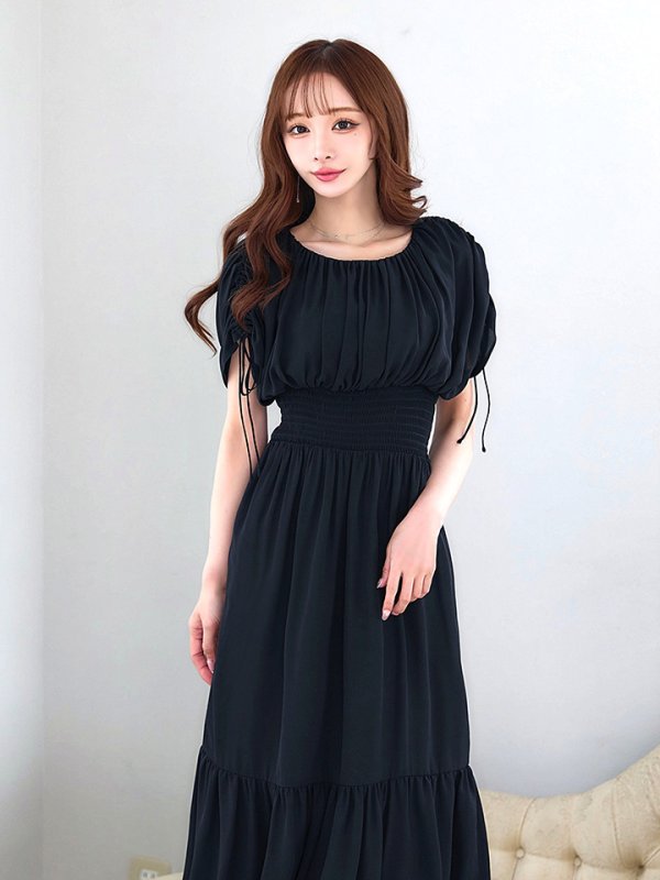 ブラック　モデル：真優川咲　身長：158cm　着用サイズ：8号(Sサイズ)