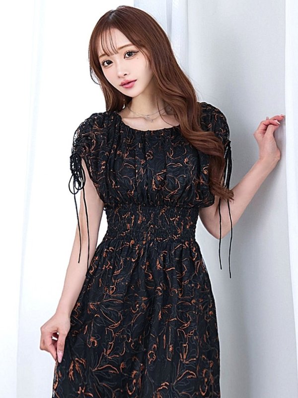 ブラック　モデル：真優川咲　身長：158cm　着用サイズ：8号(Sサイズ)