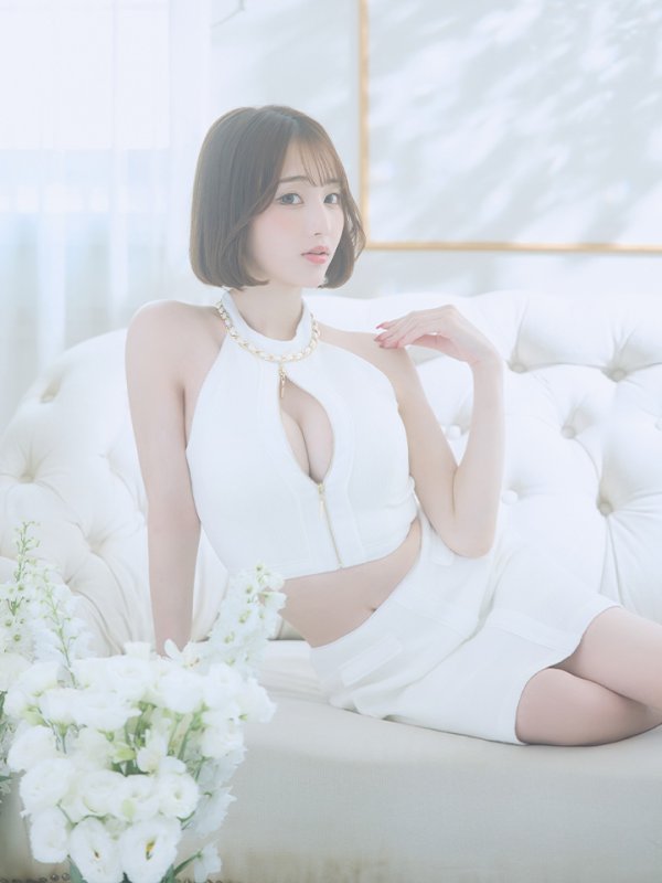 ホワイト モデル:天海りこ 身長:156cm 着用サイズ:Sサイズ