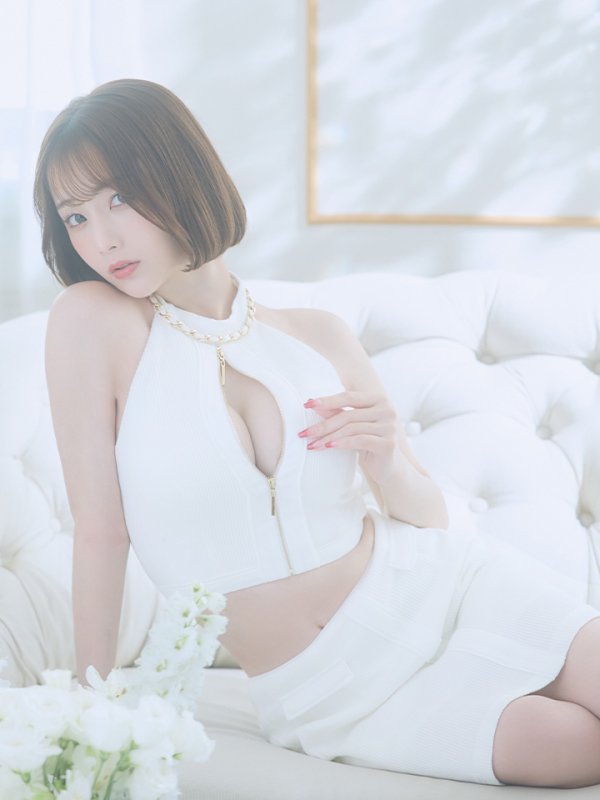 ホワイト モデル:天海りこ 身長:156cm 着用サイズ:Sサイズ