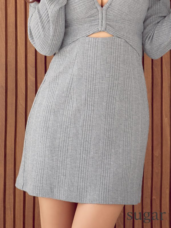 グレー モデル：三上悠亜　身長：159cm　着用サイズ：Sサイズ