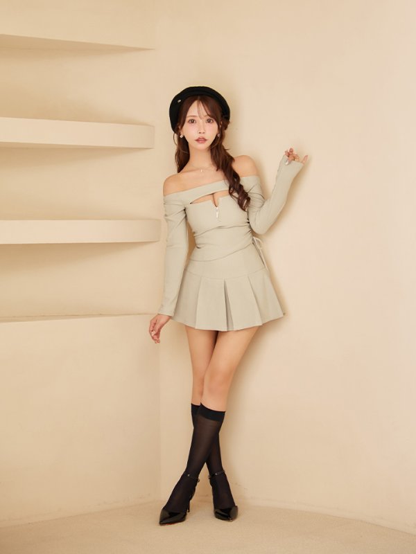 ベージュ　モデル：三上悠亜　身長：159cm　着用サイズ：Sサイズ
