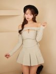 ベージュ　モデル：三上悠亜　身長：159cm　着用サイズ：Sサイズ