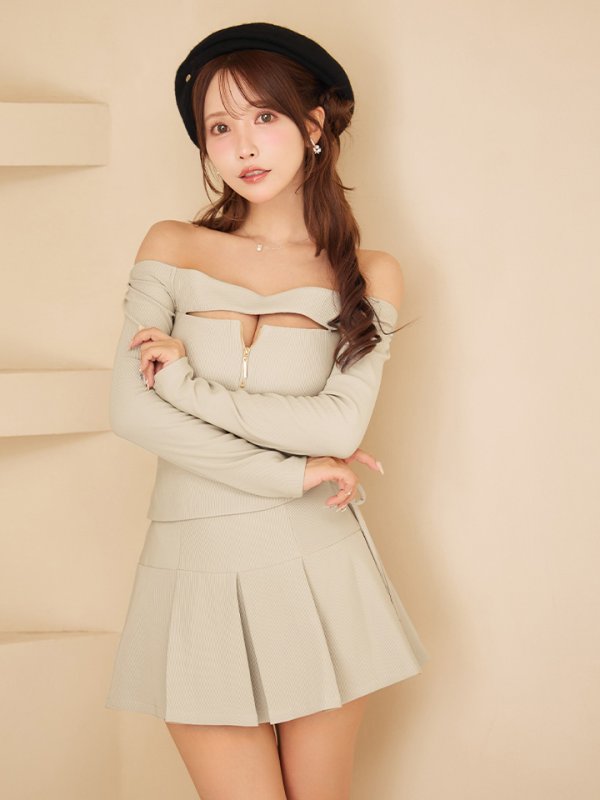 ベージュ　モデル：三上悠亜　身長：159cm　着用サイズ：Sサイズ