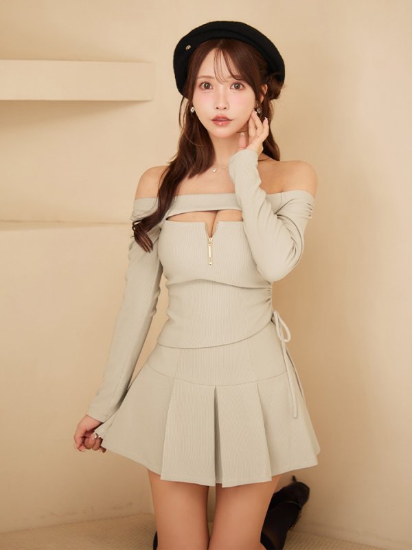 ベージュ　モデル：三上悠亜　身長：159cm　着用サイズ：Sサイズ