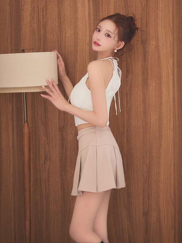 アイボリーxベージュ　モデル：明日花キララ　身長：162cm　着用サイズ：Sサイズ