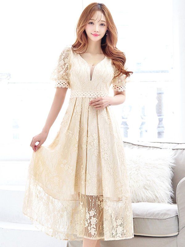 ライトベージュ モデル:真優川咲 身長:158cm 着用サイズ:8号(Sサイズ)