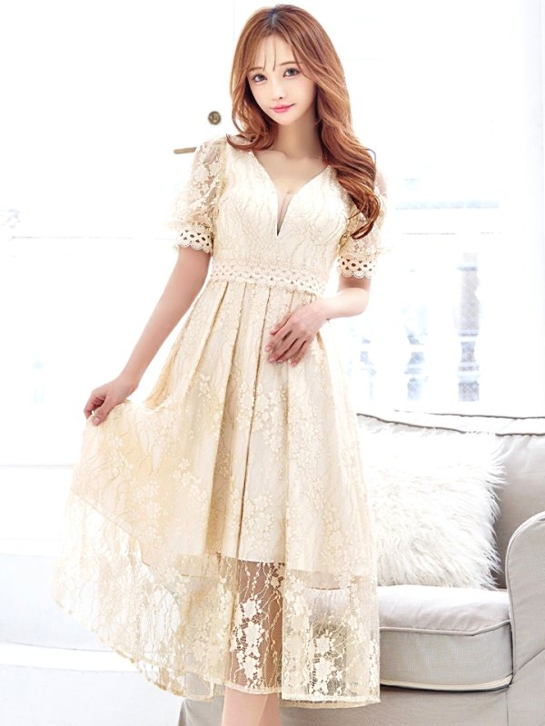 ライトベージュ モデル:真優川咲 身長:158cm 着用サイズ:8号(Sサイズ)