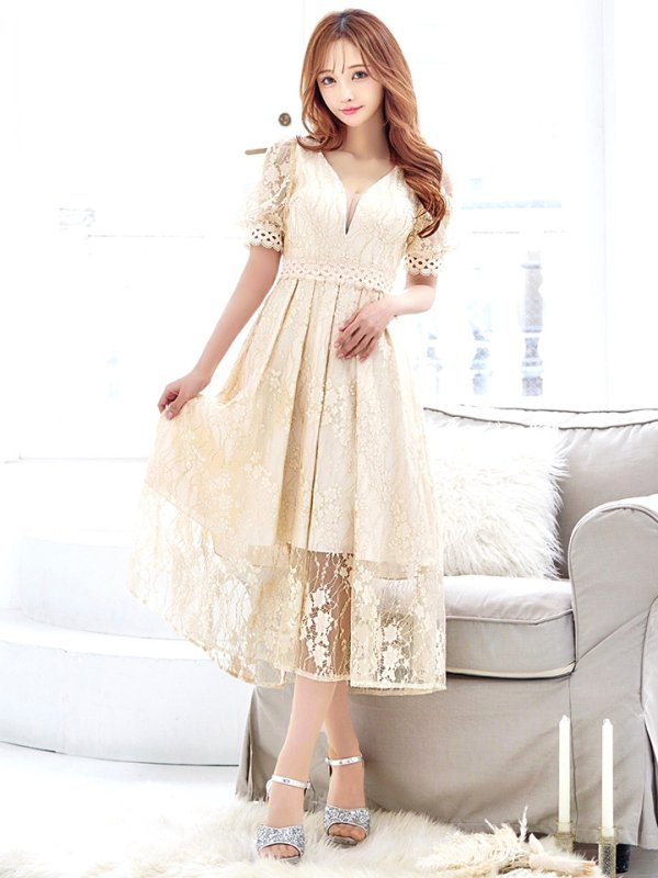 ライトベージュ モデル:真優川咲 身長:158cm 着用サイズ:8号(Sサイズ)