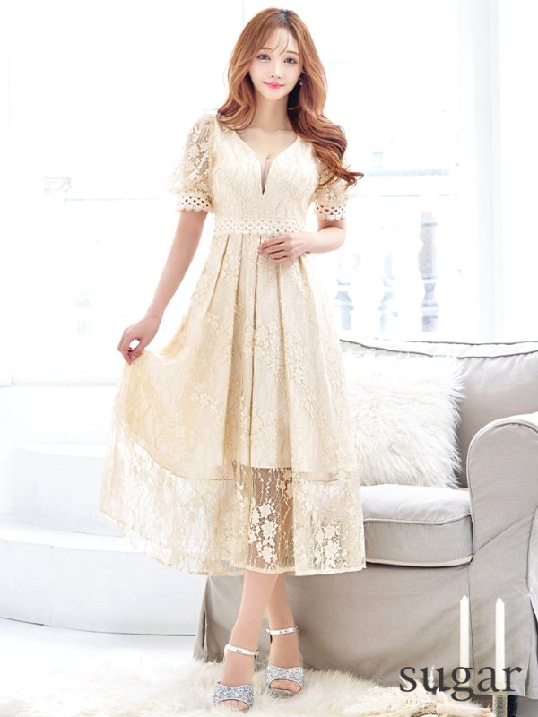 ライトベージュ モデル:真優川咲 身長:158cm 着用サイズ:8号(Sサイズ)