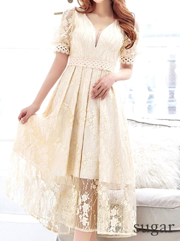 ライトベージュ モデル:真優川咲 身長:158cm 着用サイズ:8号(Sサイズ)