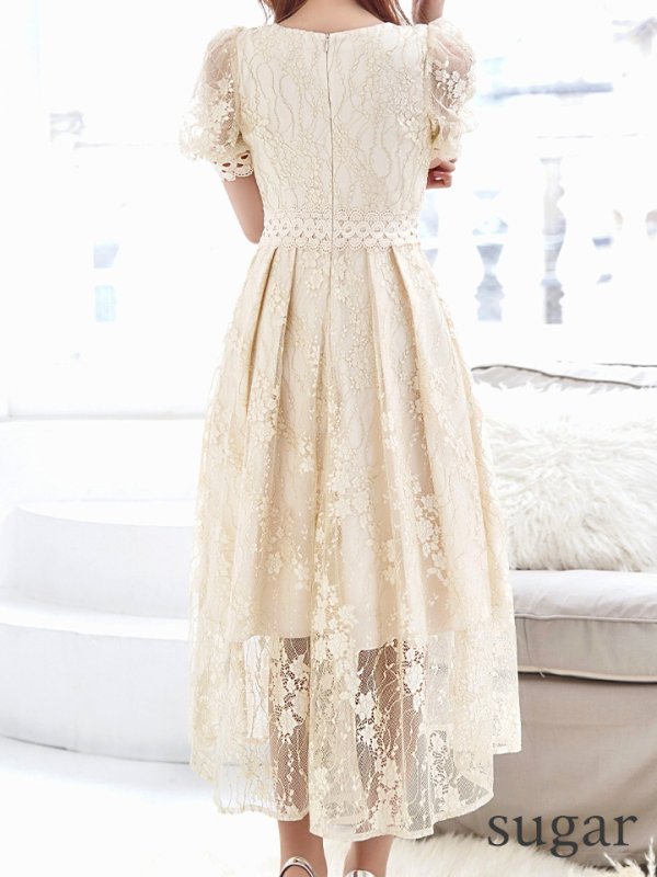 ライトベージュ モデル:真優川咲 身長:158cm 着用サイズ:8号(Sサイズ)