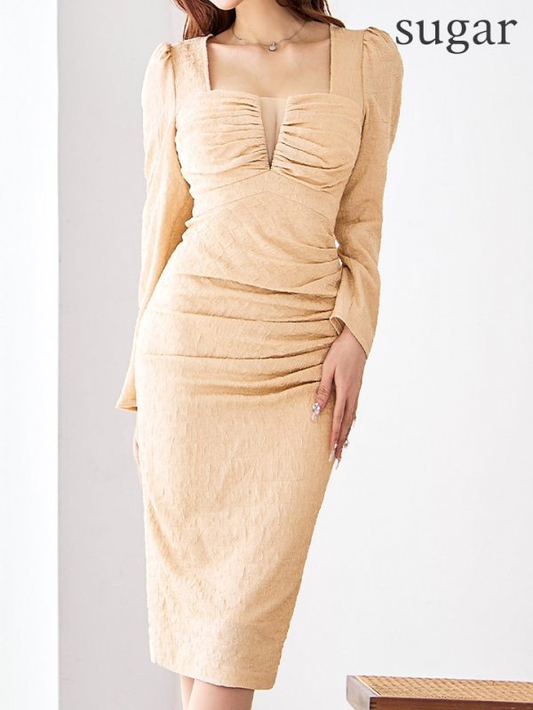 ベージュ モデル:真優川咲 身長:158cm 着用サイズ:8号(Sサイズ)