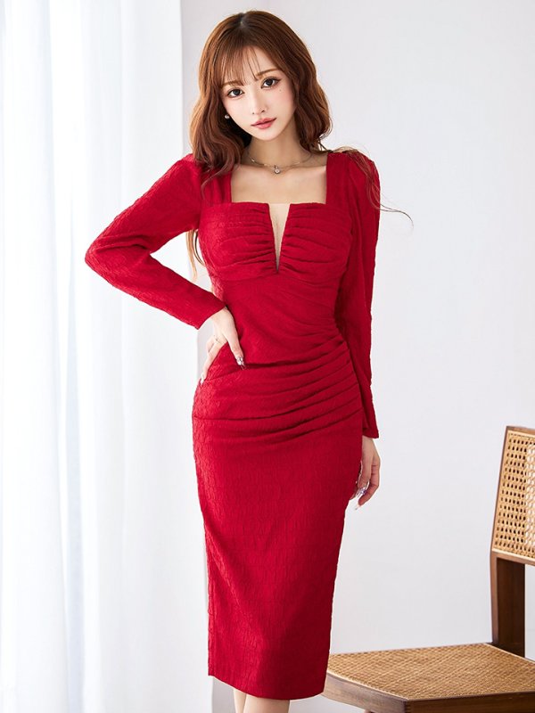 ダークレッド モデル:真優川咲 身長:158cm 着用サイズ:8号(Sサイズ)