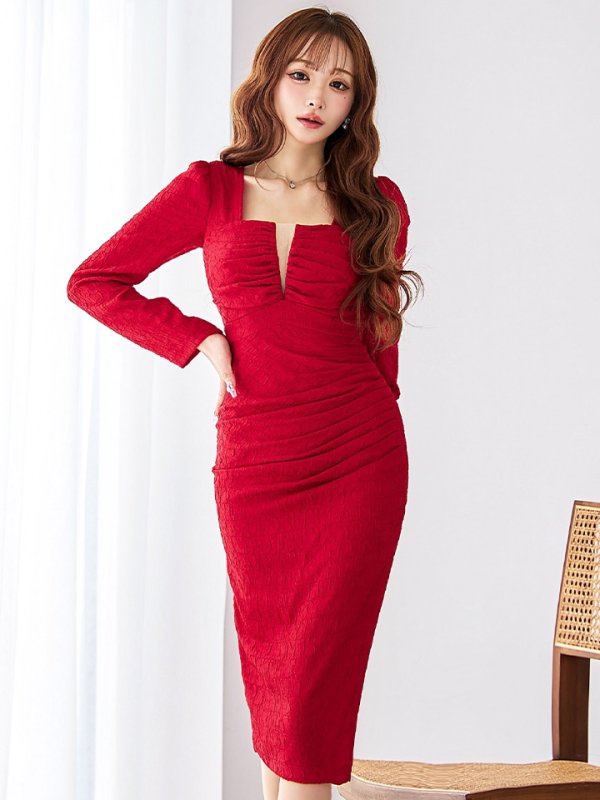 ダークレッド モデル:真優川咲 身長:158cm 着用サイズ:8号(Sサイズ)