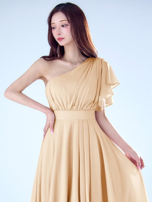 ベージュ モデル：真優川咲　身長：158cm　着用サイズ：8号(Sサイズ)