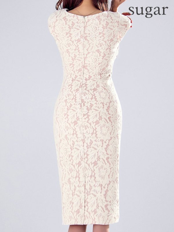 ベージュモーヴ モデル:真優川咲 身長:158cm 着用サイズ:8号(Sサイズ)