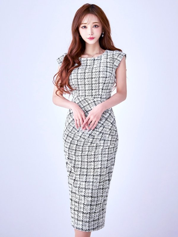 ブラックアイボリー モデル:真優川咲 身長:158cm 着用サイズ:8号(Sサイズ)