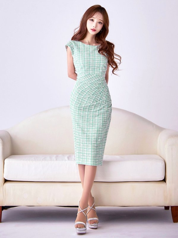 カスケードアイボリー モデル:真優川咲 身長:158cm 着用サイズ:8号(Sサイズ)