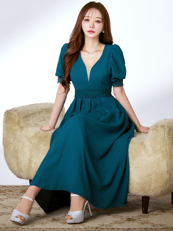 ティール モデル:真優川咲 身長:158cm 着用サイズ:8号(Sサイズ)