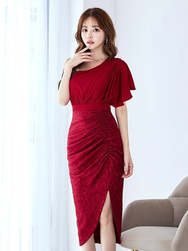 ダークレッド モデル:ゆめ 身長:160cm 着用サイズ:8号(Sサイズ)