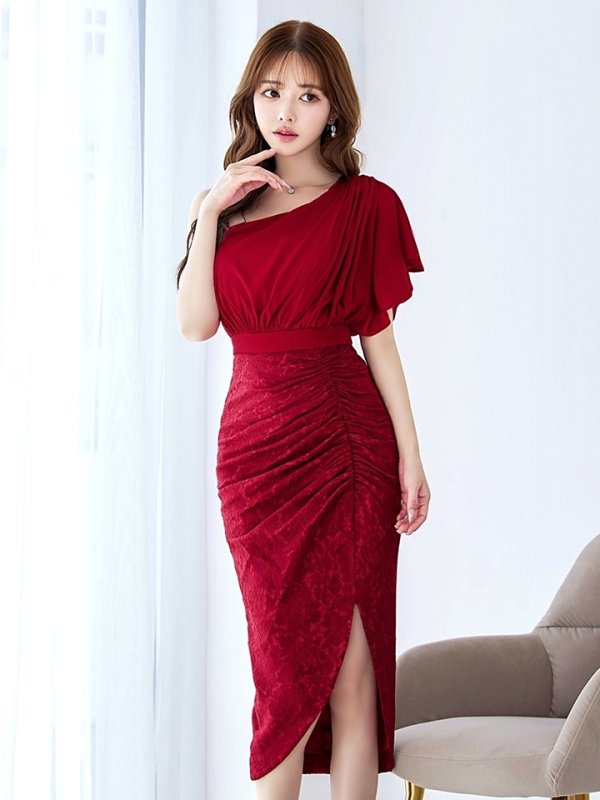 ダークレッド モデル:ゆめ 身長:160cm 着用サイズ:8号(Sサイズ)