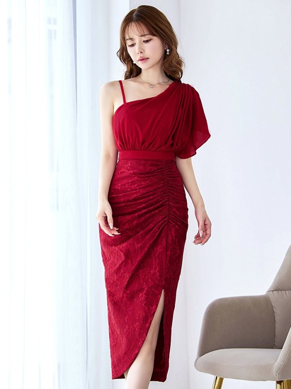 ダークレッド モデル:ゆめ 身長:160cm 着用サイズ:8号(Sサイズ)