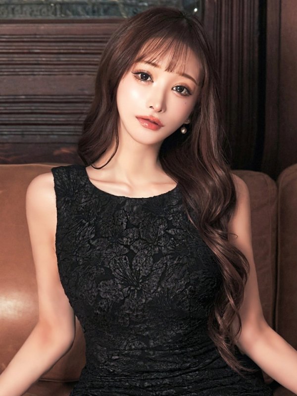 ブラック　モデル：真優川咲　身長：158cm　着用サイズ：8号(Sサイズ)