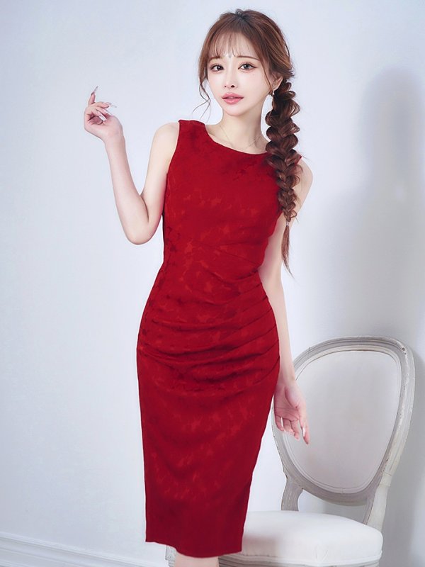 ダークレッド　モデル：真優川咲　身長：158cm　着用サイズ：8号(Sサイズ)