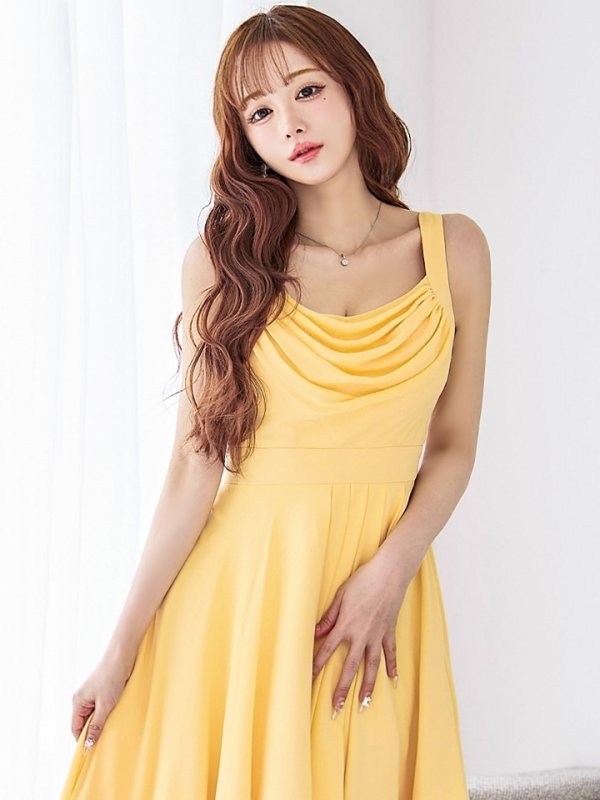 バナナ モデル：真優川咲　身長：158cm　着用サイズ：8号(Sサイズ)