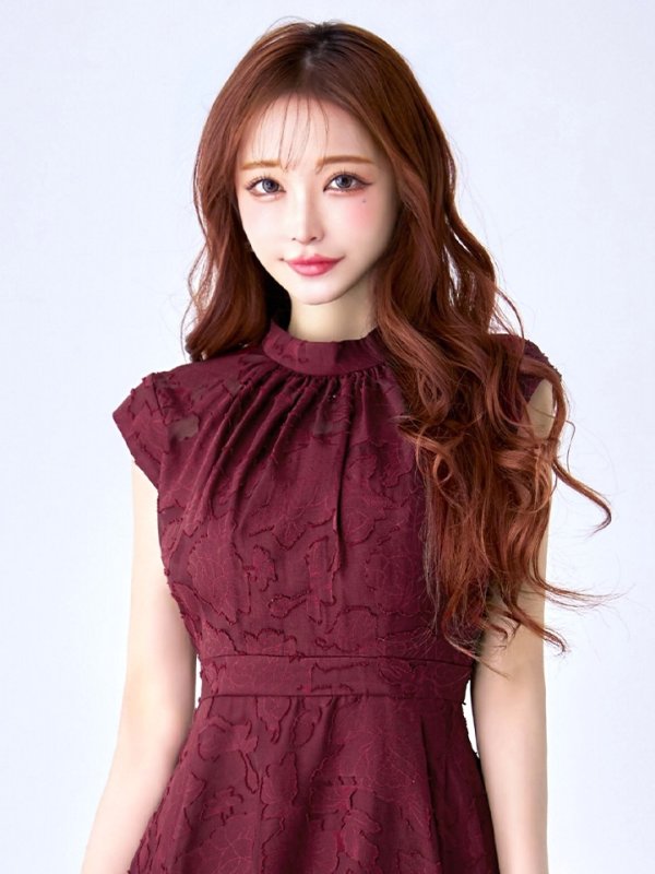 ワイン モデル：真優川咲　身長：158cm　着用サイズ：8号(Sサイズ)