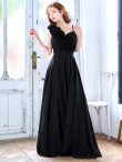 ブラック　モデル：真優川咲　身長：158cm　着用サイズ：8号(Sサイズ)