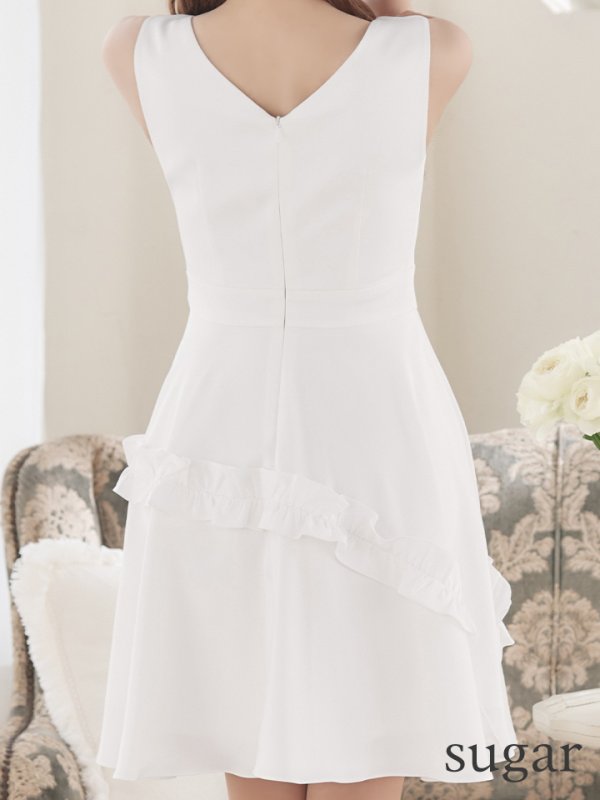 ホワイト モデル:真優川咲 身長:158cm:7号(Sサイズ)