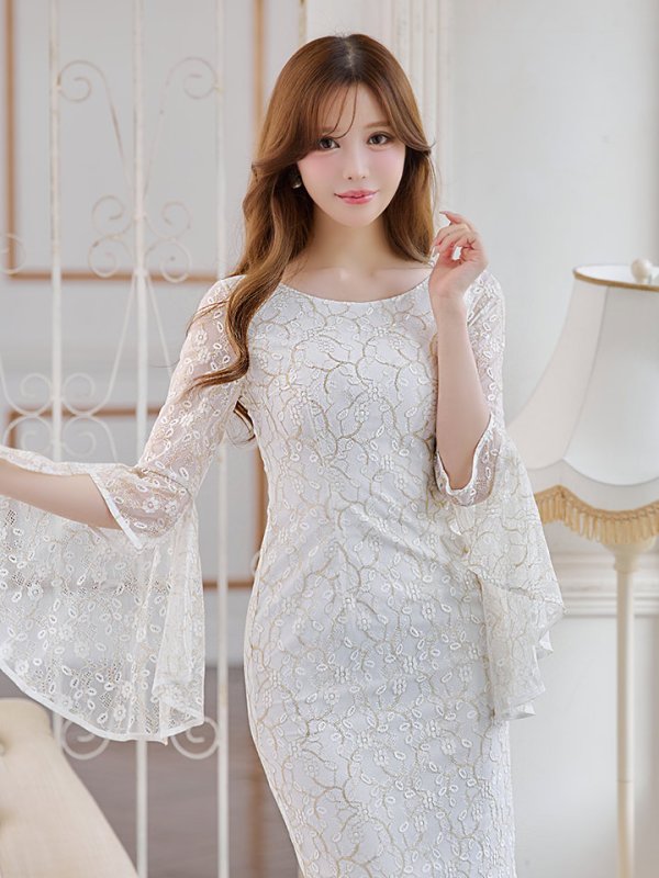 ホワイト モデル:桜伊みやこ 身長:168cm 着用サイズ:7号(Sサイズ)