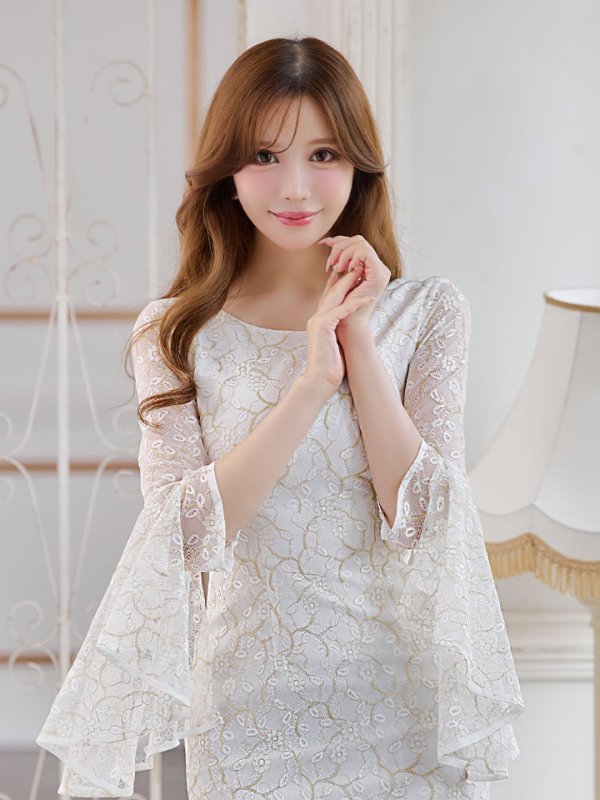 ホワイト モデル:桜伊みやこ 身長:168cm 着用サイズ:7号(Sサイズ)