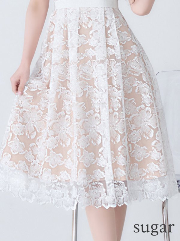 ホワイト　モデル：真優川咲　身長：158cm 着用サイズ：7号(Sサイズ)