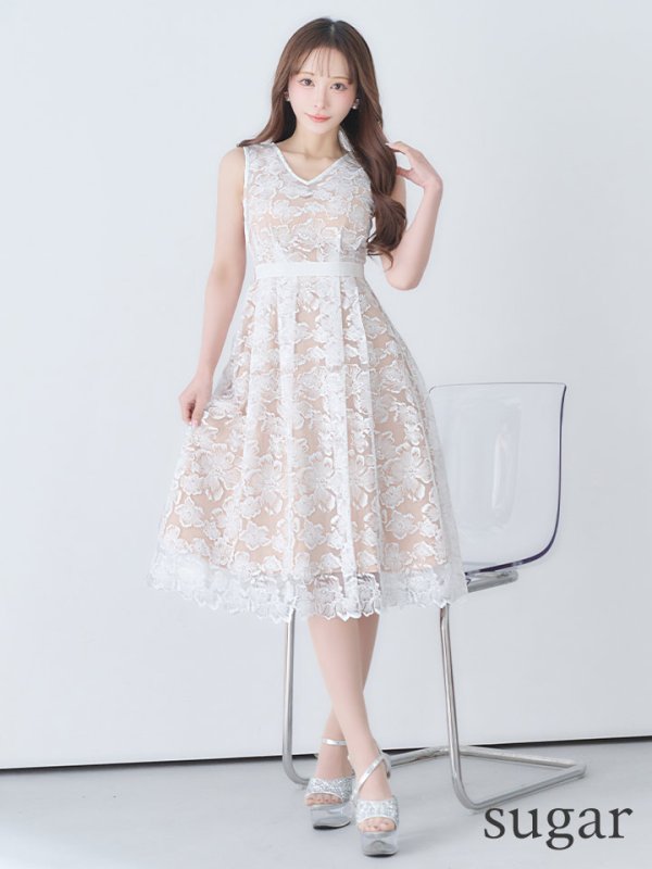 ホワイト　モデル：真優川咲　身長：158cm 着用サイズ：7号(Sサイズ)