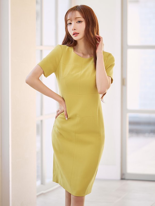 イエロー　モデル：真優川咲　身長：158cm　着用サイズ：7号(Sサイズ)