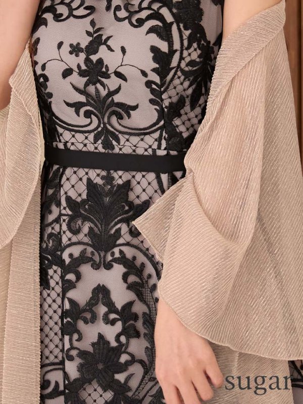 ベージュ　モデル：真優川咲　身長：158cm　着用サイズ：Fサイズ