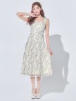 ホワイト×ブラック　モデル：明日花キララ　身長：162cm　着用サイズ：7号(Sサイズ)着用