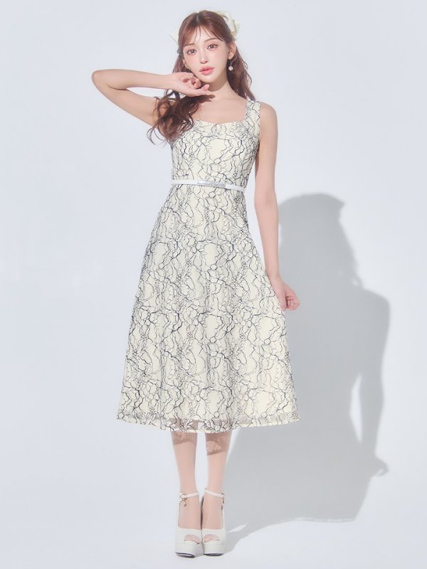 ホワイト×ブラック　モデル：明日花キララ　身長：162cm　着用サイズ：7号(Sサイズ)着用