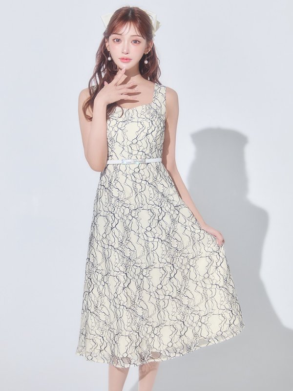 ホワイト×ブラック　モデル：明日花キララ　身長：162cm　着用サイズ：7号(Sサイズ)着用