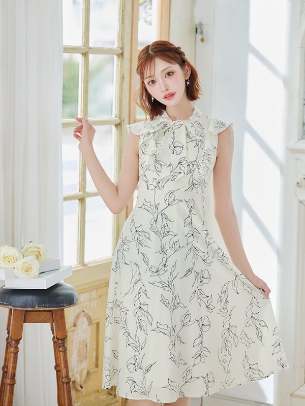 ホワイトxブラック モデル:明日花キララ 身長162cm 着用サイズ:7号(Sサイズ)着用