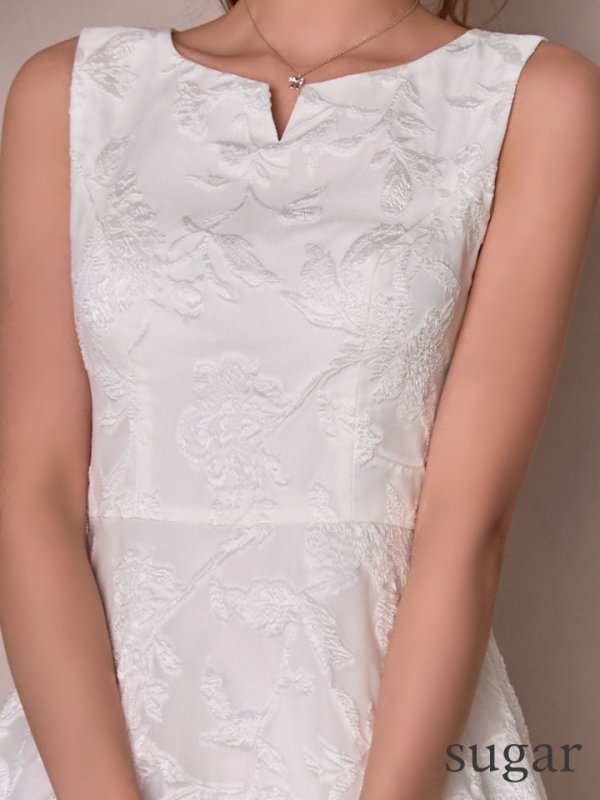 ホワイト　モデル：るりぴ　身長：165cm　着用サイズ：Sサイズ