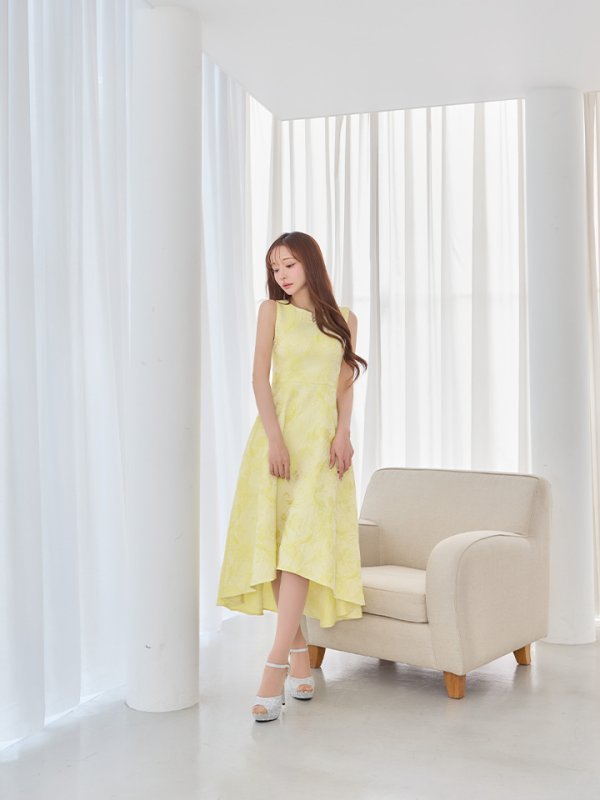 イエロー　モデル：真優川咲　身長：166cm　着用サイズ：7号(Sサイズ)着用