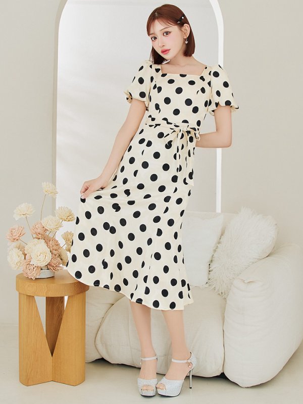 アイボリーxブラック モデル:明日花キララ 身長:162cm 着用サイズ:7号(Sサイズ)